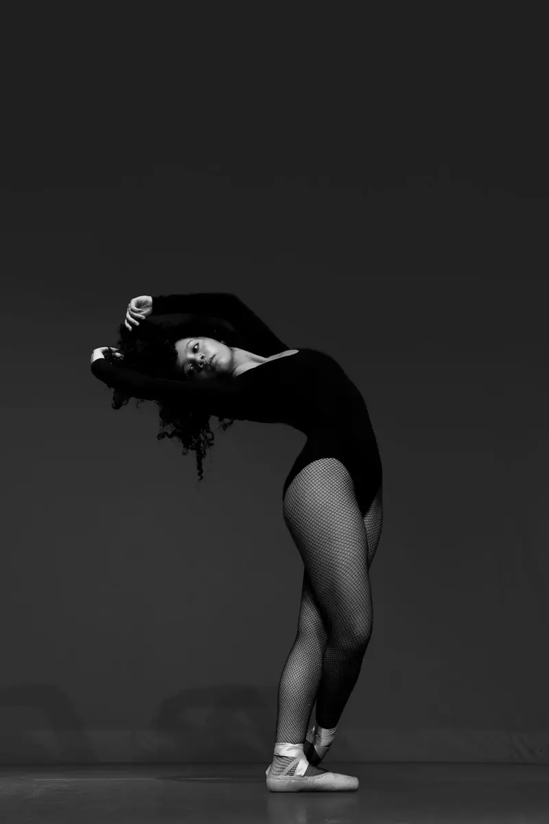 Danseuse contemporaine en équilibre