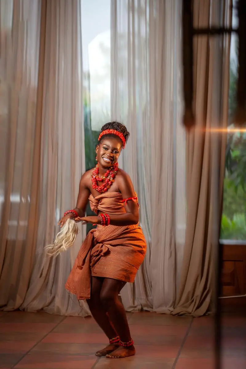 Danseuse afro en tenue traditionnelle