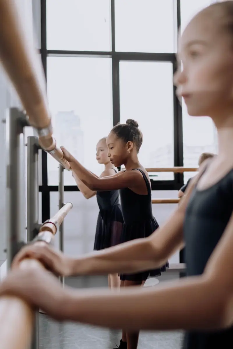 Élèves à la barre pendant un cours de danse classique