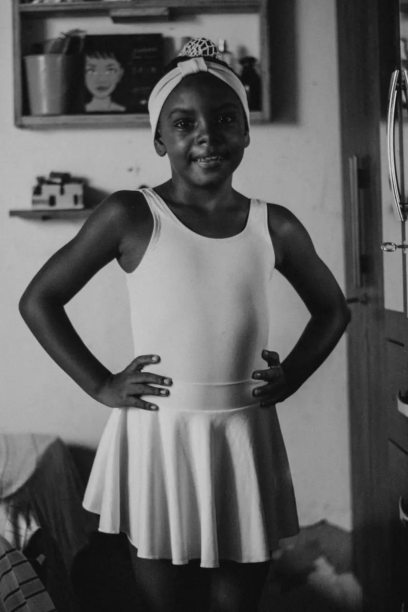 Jeune danseuse en justaucorps, mains sur les hanches